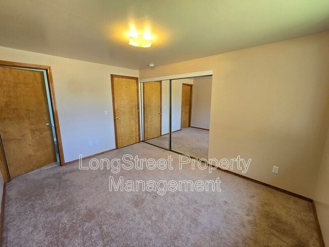Building Photo - 1495 NW Forestgreen Ave