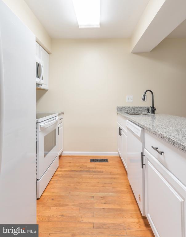 Building Photo - 7 Valleyfield Ct