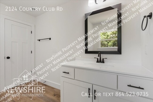 Building Photo - 2124 Country Club Rd