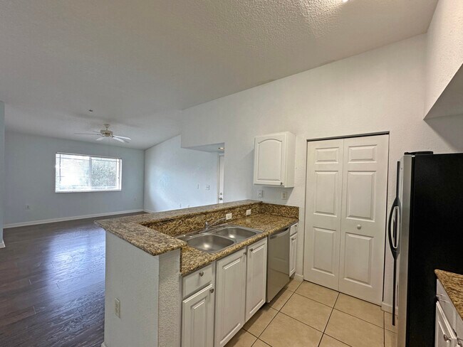 Building Photo - 261 SW Palm Dr