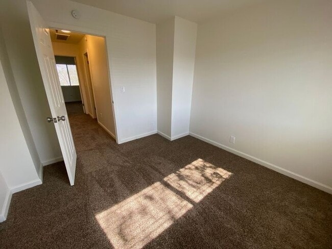 Building Photo - 2 Bedroom Townhouse - Garage/Washer-Dryer ...