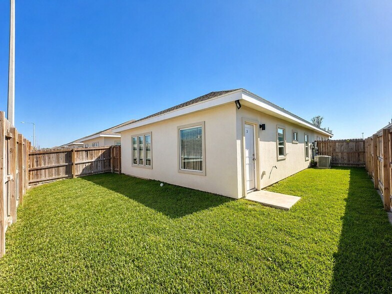 Building Photo - 4905 N Winona Dr