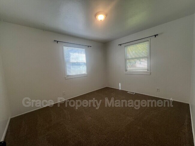 Building Photo - 8910 Hoyt Dr