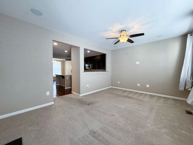 Building Photo - Beautiful And Spacious 3 Bed 3.5 Bath Interior Brick Townhome With Balcony In Hastings Marketplace