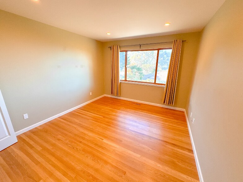 Building Photo - 15 Lupine Way