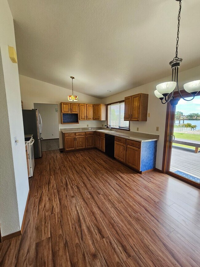Building Photo - Beautiful 4 Bedroom Home on the Lake-May Rent FREE!