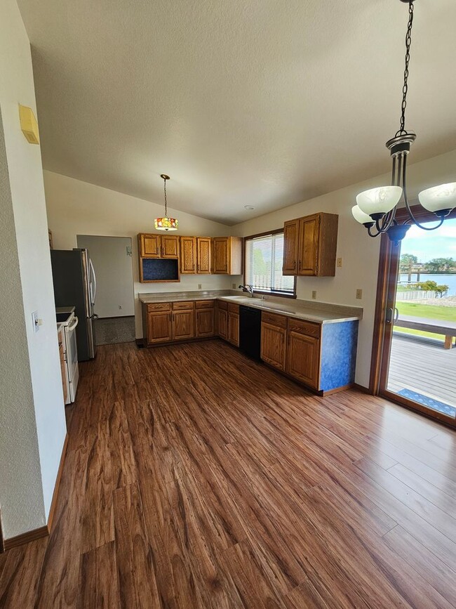 Building Photo - Beautiful 4 Bedroom Home on the Lake