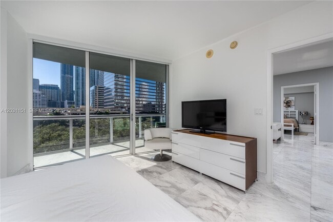 Building Photo - 495 Brickell Ave