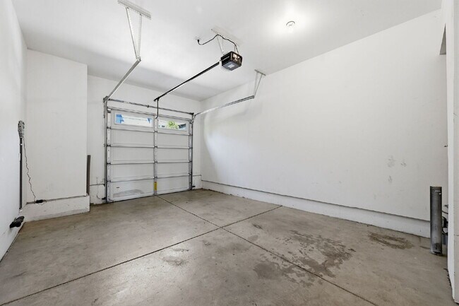 Building Photo - 3BR/2.5BA Townhome in Larkspur — Old Mill, Downtown & Bachelor All Close By