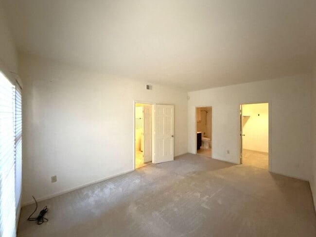 Building Photo - King John Condos