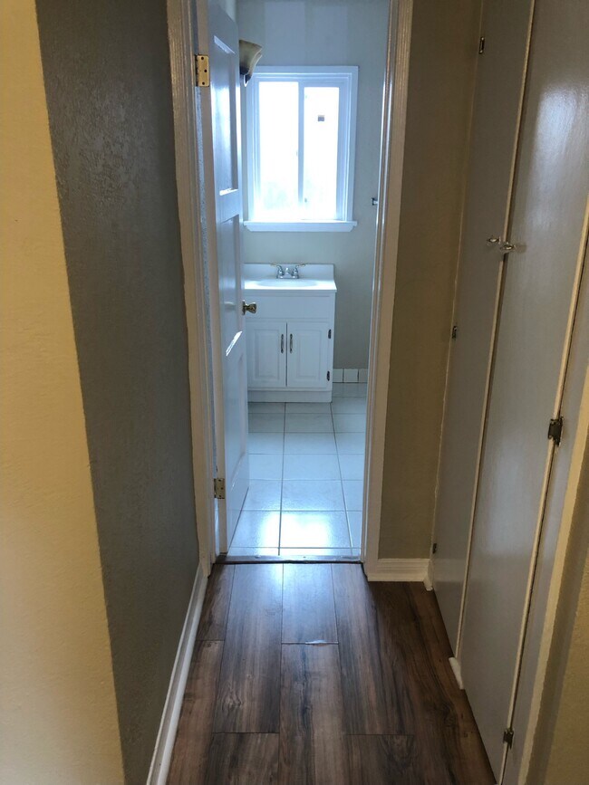 Building Photo - 1733 N Hollywood Way