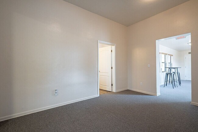 Building Photo - 928 E 6th St