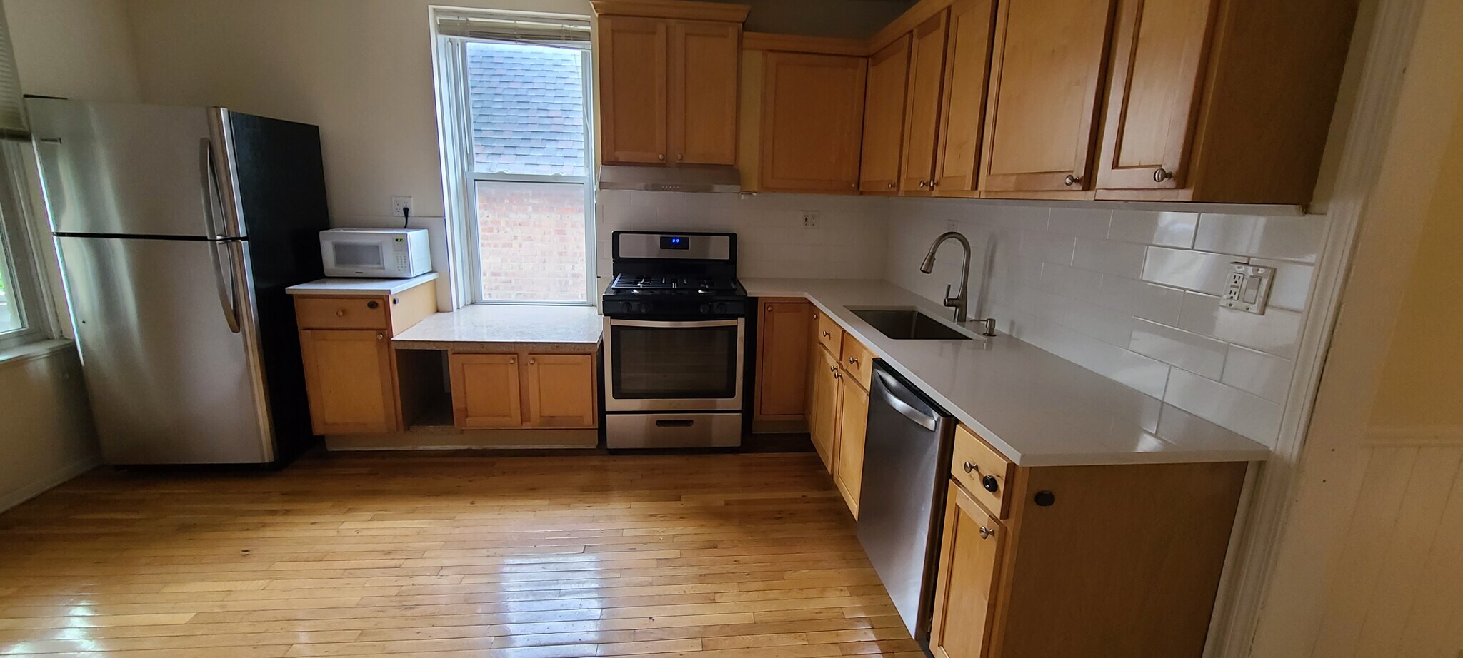 Kitchen - 3363 S Lowe Ave