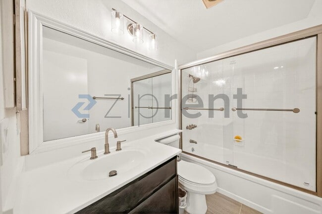 Building Photo - 10215 Variel Ave