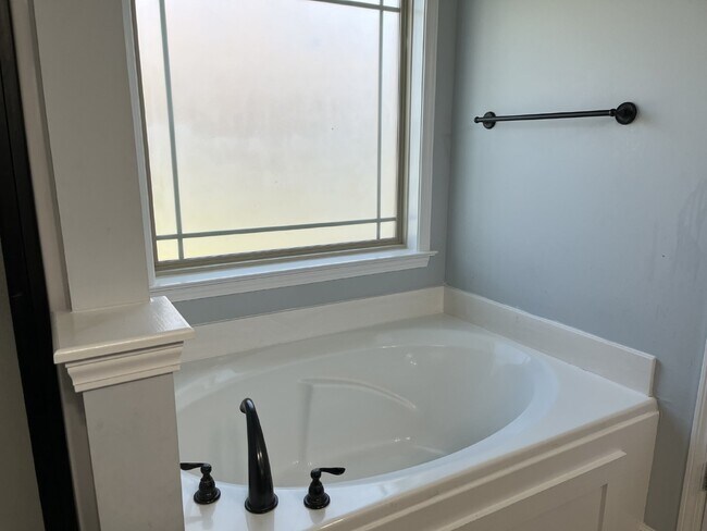 Building Photo - 6050 Sanmar Dr