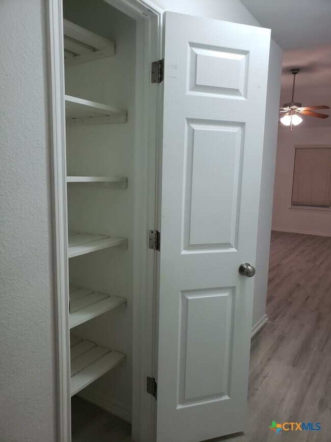 Building Photo - 1121 Dixon Cir