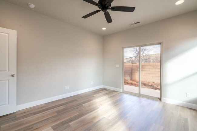 Building Photo - HURRICANE TOWNHOME