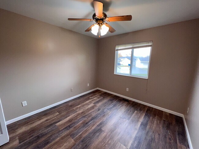 Building Photo - Spacious Split-Level Retreat Just Minutes ...