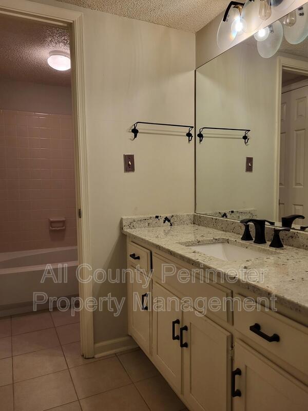 Building Photo - 1731 Twin Brooks Dr SE