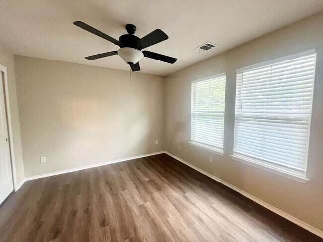 Building Photo - Kyle: Plum Creek Subdv