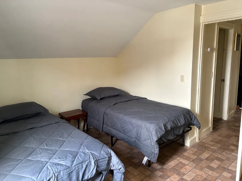 Building Photo - 483 Dexter St