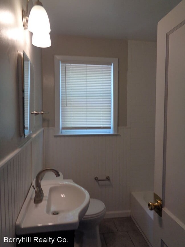 Building Photo - 2 br, 1 bath House - 3900 Admiral Ave.