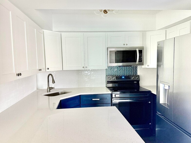 Building Photo - 3715 Village Dr