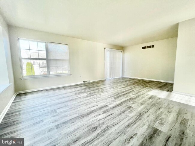 Building Photo - 229 Northdown Dr
