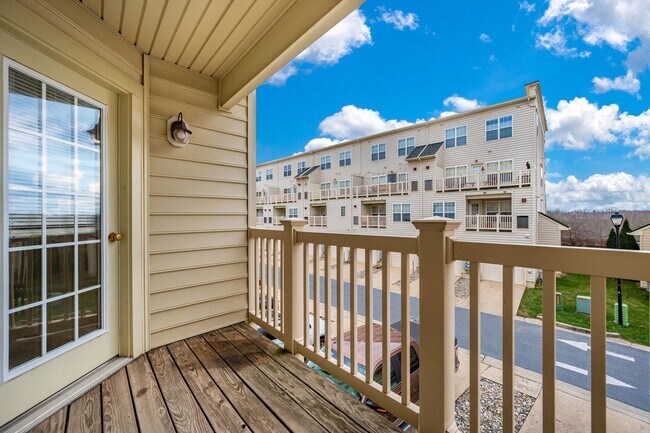 Building Photo - Desirable Two Level Condo For Lease - Not Pet Friendly