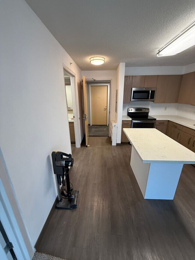 Building Photo - Modern 2 Bed / 2 Bath Condo with Top Ameni...