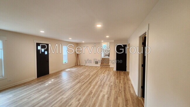 Building Photo - 7749 Lyman Ave