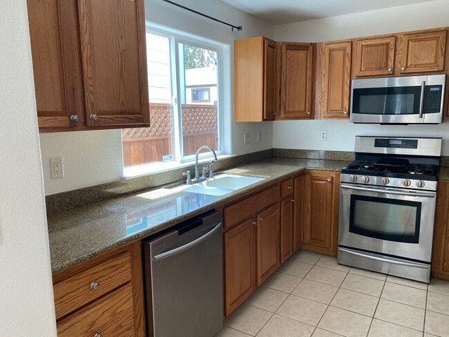 Building Photo - Spacious 3 Bedroom, 2.5 Bathroom Marina To...