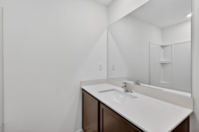 Building Photo - 3BR Townhome in Tavares with Open Floor Plan & Community Playground
