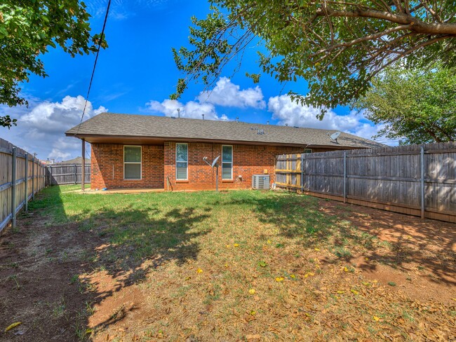 Building Photo - Duplex in Yukon