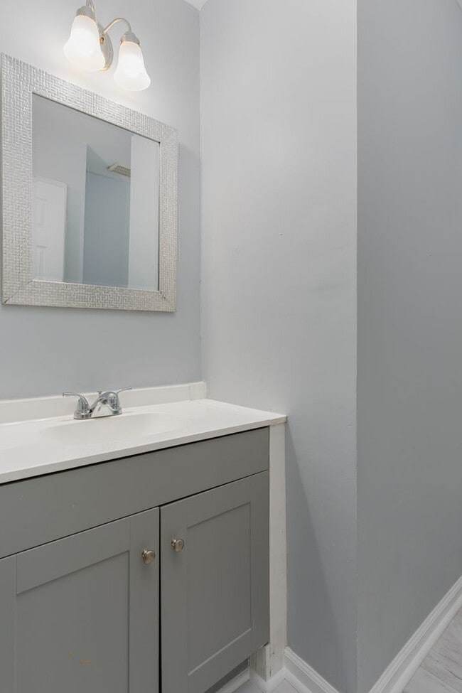 Building Photo - Charming 2 bedroom, 2 bathroom home locate...