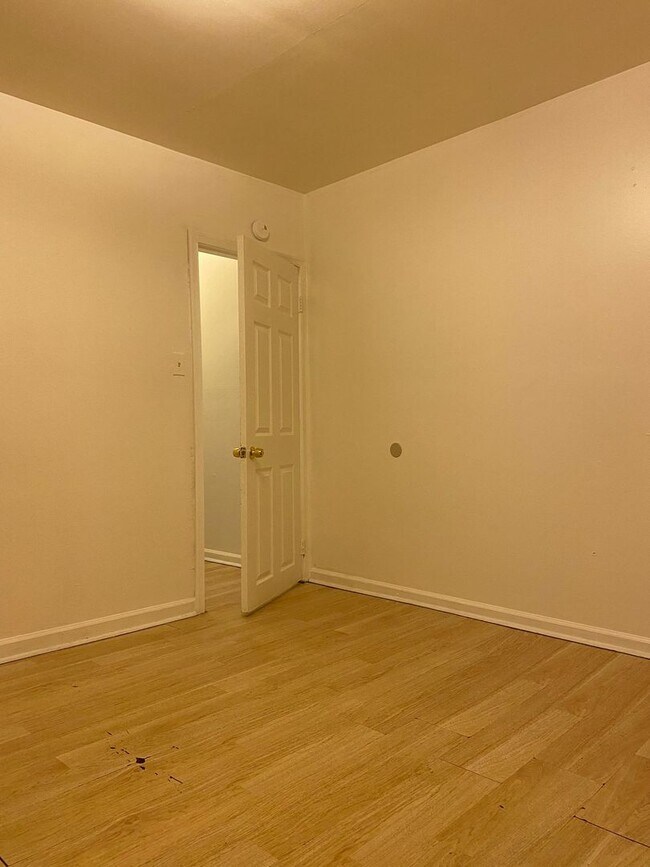 Building Photo - 6033 Elmwood Ave