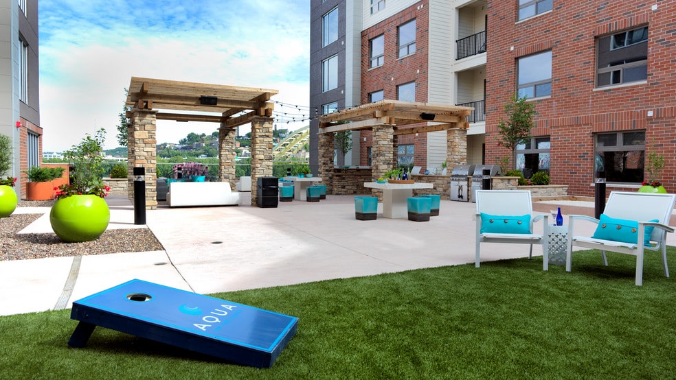 Building Photo - Aqua on the Levee