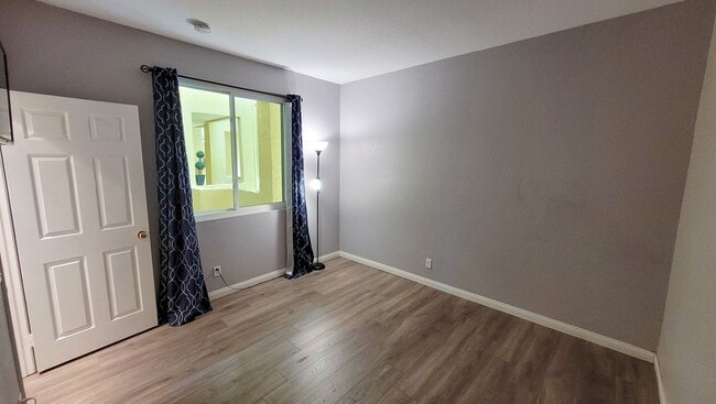 Building Photo - Downstairs 2 Bed 2 Bath Condo in Gated Community!