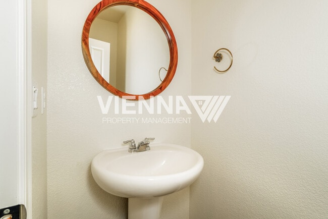 Building Photo - 3024 Welton Cir