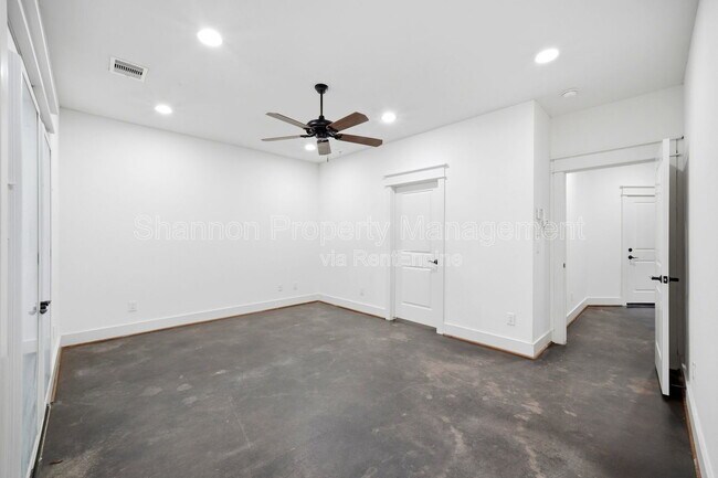 Building Photo - 2323 Sperber Ln