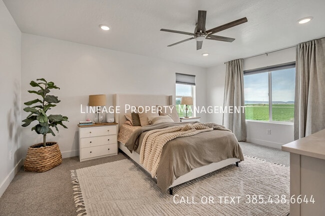 Building Photo - 3056 S Shoreline Dr
