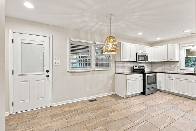 Building Photo - 3205 Crandon Ln
