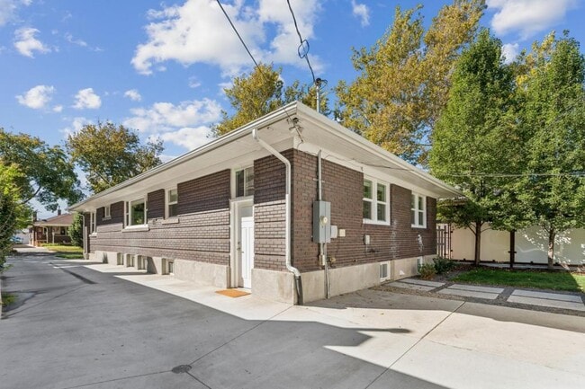 Building Photo - 1041 Yale Ave S