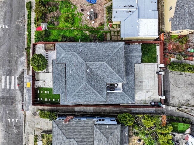 Building Photo - Stunning 4/3 in the Oakland Hills