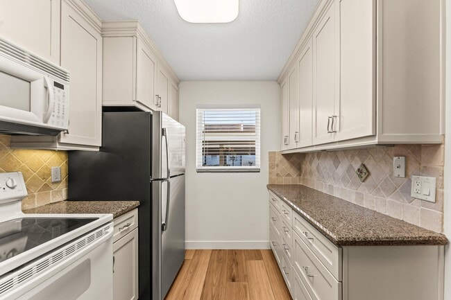 Building Photo - 2905 SW 22nd Ave