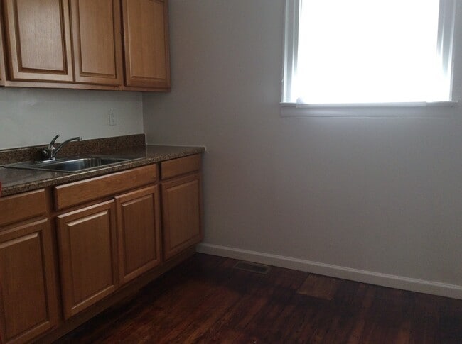 Building Photo - 1st floor with parking-Video in pictures!