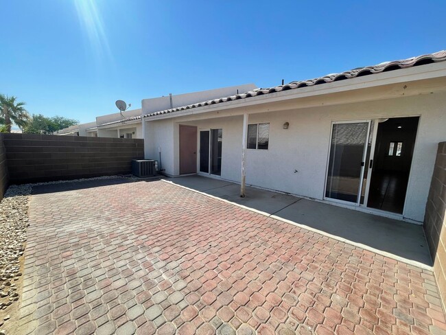 Building Photo - YUMA MEADOWS TOWNHOUSE W/ POOL ACCESS!