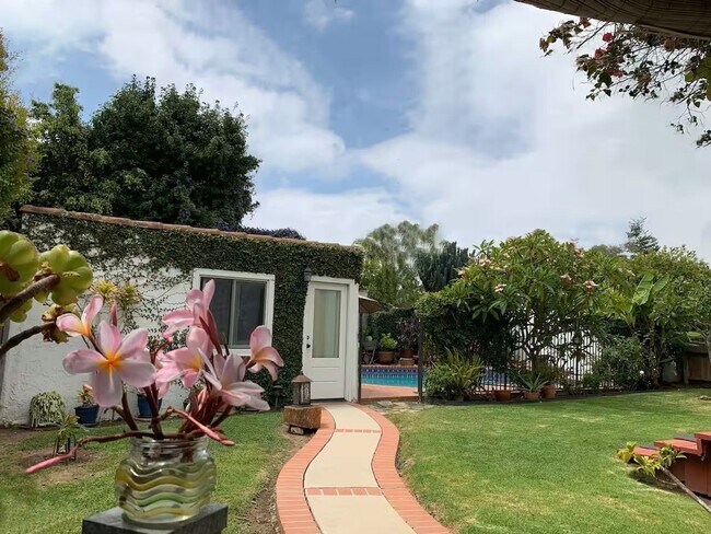 Building Photo - Pico-Robertson / Beverlywood 2 beds + 1.5 baths Spanish house PLUS Studio ADU  | Pool+Jacuzzi & e...