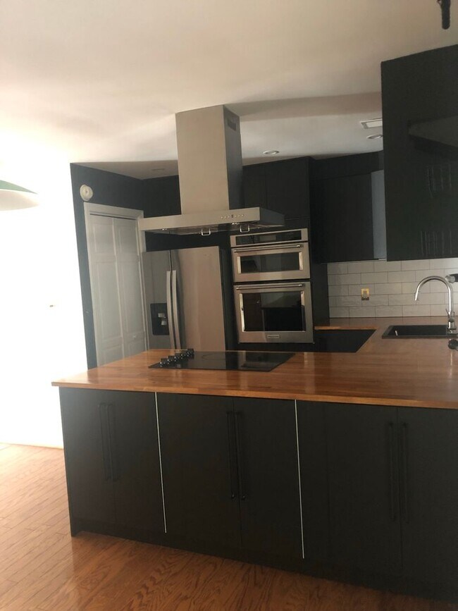 Building Photo - Well Maintained & Updated - 3 BR - Reston Metro