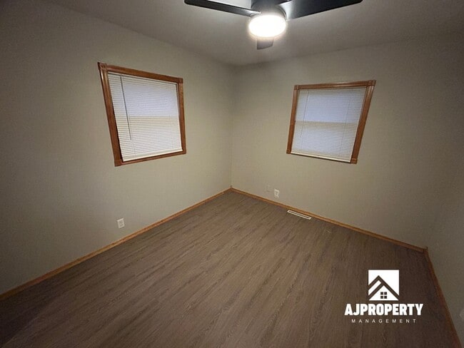 Building Photo - 2409 E 6th St